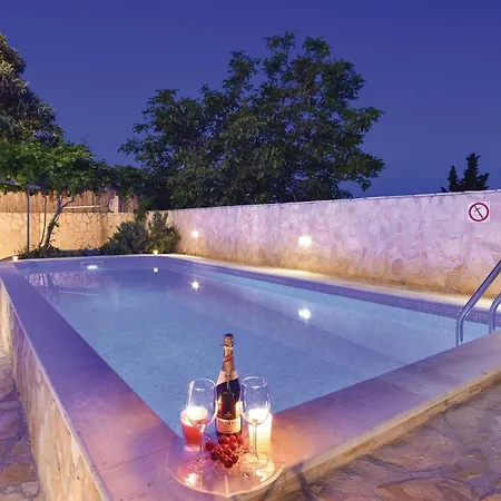 Beautiful In Okrug Gornji With Jacuzzi Trogir