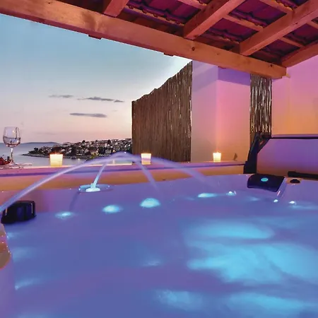 Σπίτι διακοπών Beautiful In Okrug Gornji With Jacuzzi Τρογκίρ