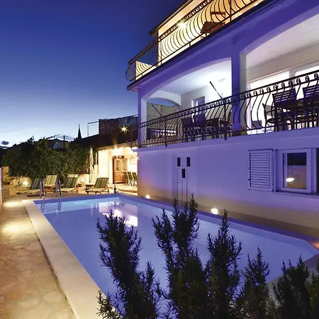 Σπίτι διακοπών Beautiful In Okrug Gornji With Jacuzzi *
