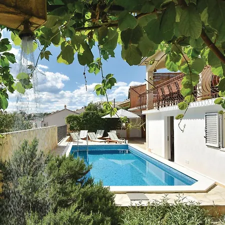 Σπίτι διακοπών Beautiful In Okrug Gornji With Jacuzzi Τρογκίρ