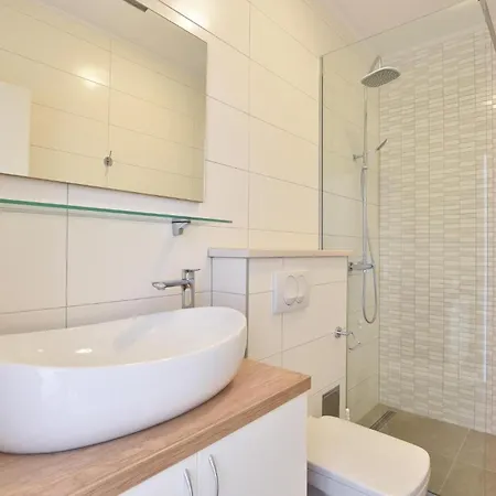 Σπίτι διακοπών Beautiful In Okrug Gornji With Jacuzzi Τρογκίρ