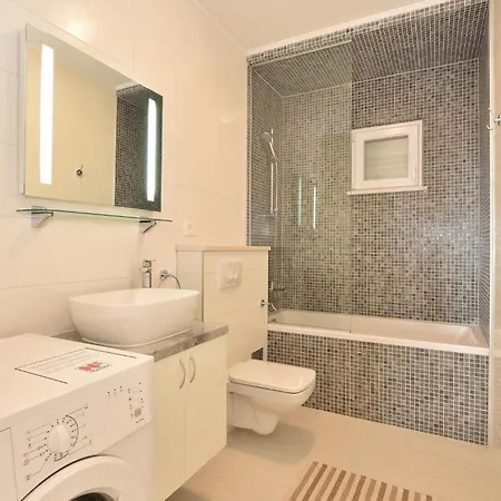 Holiday home Beautiful In Okrug Gornji With Jacuzzi