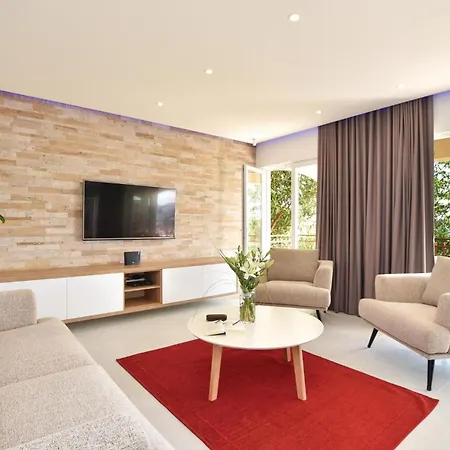 Holiday home Beautiful In Okrug Gornji With Jacuzzi *